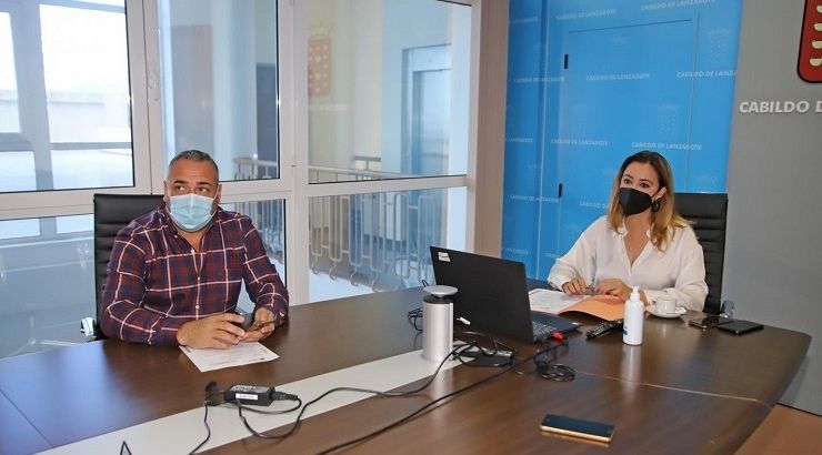 Ángel Vázquez, consejero insular de Promoción Turística, y María Dolores Corujo, presidenta del Cabildo