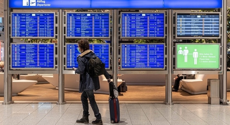 Pasajero en aeropuerto alemán haciendo uso de mascarilla
