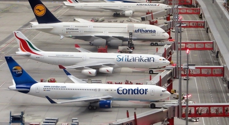 Aviones de Condor y Lufthansa, junto al de otras aerolíneas, en la pista