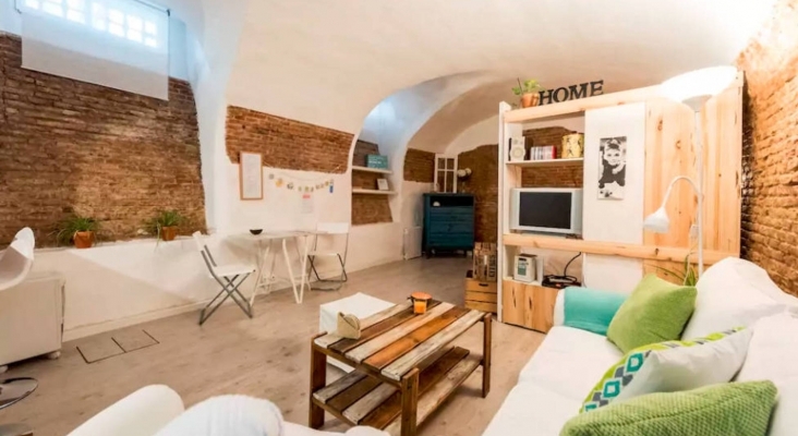 convierta su local en un airbnb la idea para dar la puntilla al pequeno comercio