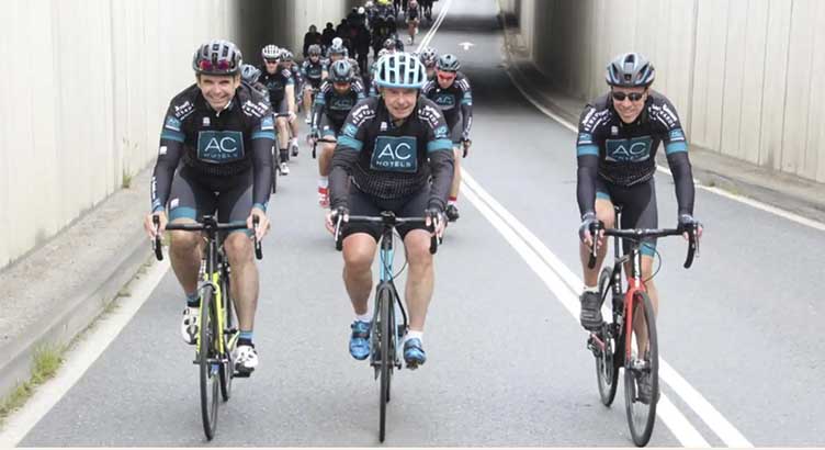 De izquierda a derechaCarlos Catalán (recientemente fallecido), Antonio Catalán y Arne Sorenson en la ruta Jacobeo | Foto: El Español