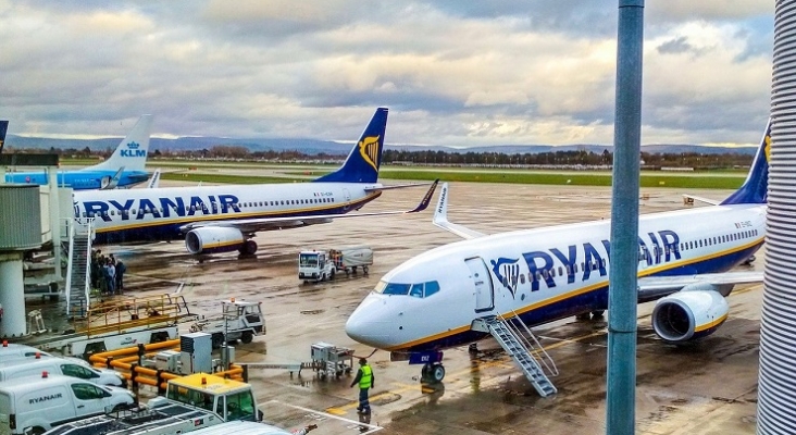 Aviones de Ryanair en el aeropuerto