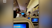 Dos pasajeros se pelean a puñetazos a bordo de un avión