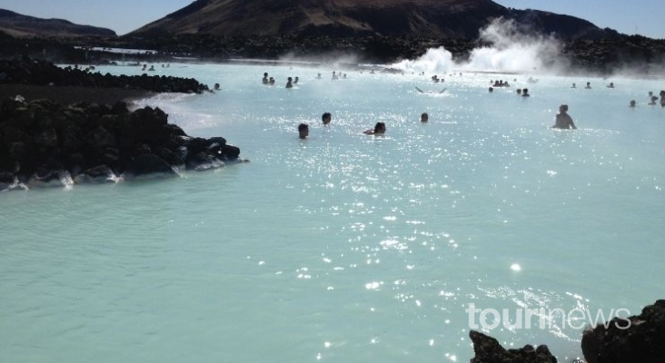 bañistas disfrutan de aguas termales