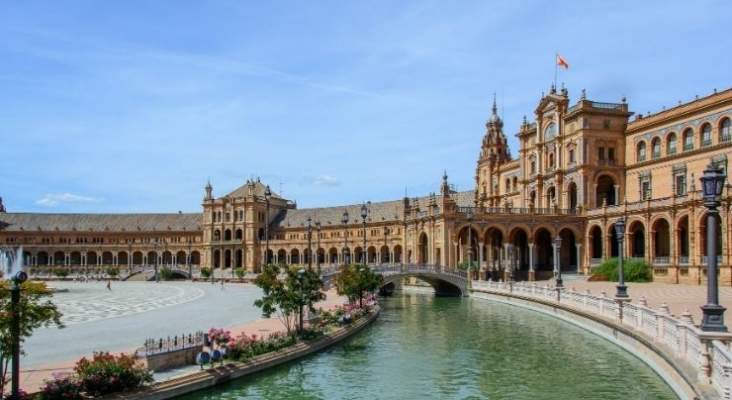 La plaza de España con el edificio del Cuartel General de la Fuerza Terrestre del Ejército de Tierra a la derecha | Foto: Archivo  