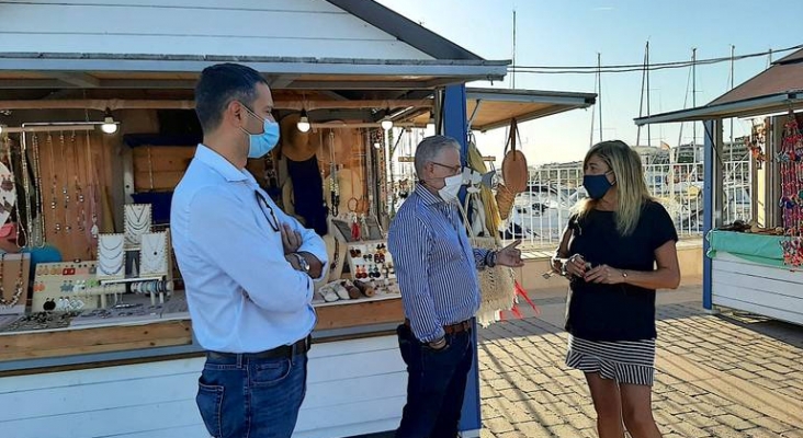 Pere Granados visita el mercado de artesanía