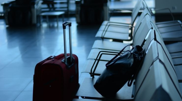 Maleta de cabina y bolso de mano de un pasajero en un aeropuerto | Foto: Archivo