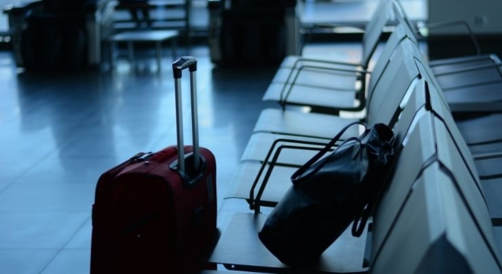 Maleta de cabina y bolso de mano de un pasajero en un aeropuerto | Foto: Archivo