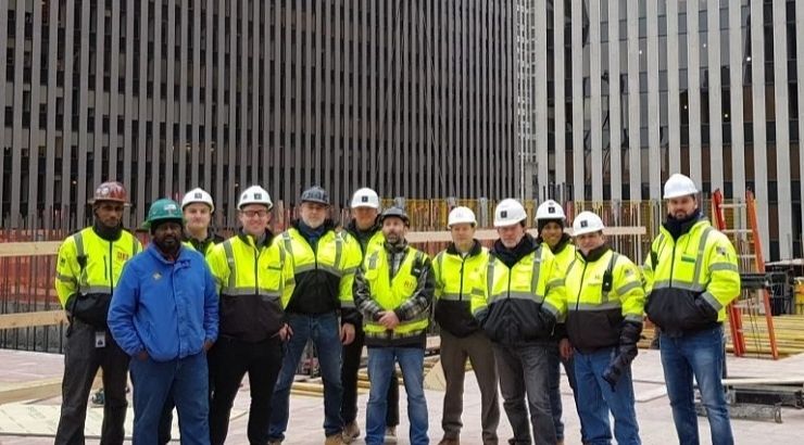 Luis Riu y su equipo ante la obra de remodelación del futuro Riu Plaza Manhattan Times Square, que abrirá en 2021 en Nueva York