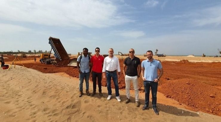 Luis Riu y su equipo durante la construcción del nuevo Hotel Riu Baobab en Senegal