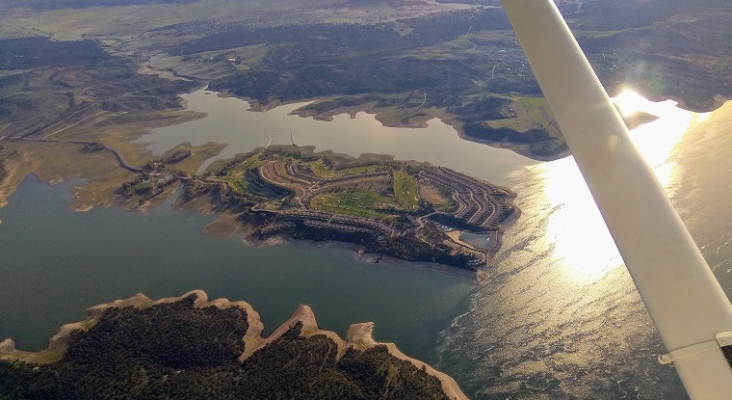 El macrocomplejo de la isla artificial de Valdecañas (Cáceres) gasta su última bala para evitar el derribo | Foto: Marostegui (CC BY-SA 4.0)