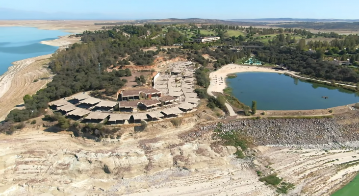 Luz verde a la demolición de un hotel en la isla artificial de Valdecañas (Cáceres)