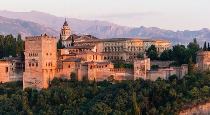 La Alhambra de Granada apuntala las almenas de la Torre de las Gallinas, dañadas en el terremoto | Jebulon (CC0 1.0)