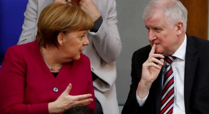 La industria de viajes alemana ha sacado las garras contra Merkel |Foto: Angela Merkel y Horst Seehofer, ministro del interior