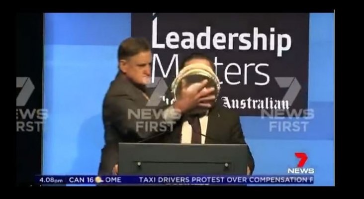 CEO de Qantas recibe un tartazo