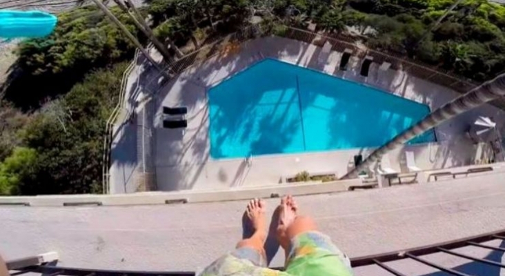 Fotograma de un 'Youtuber' haciendo balconing en 2016