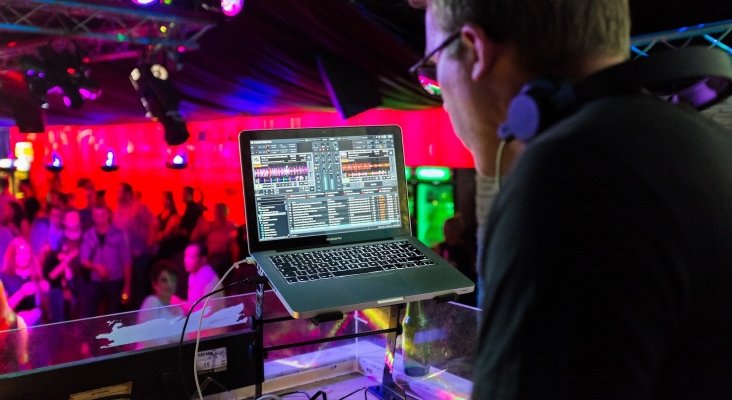 dj en Salón de fiesta de un hotel