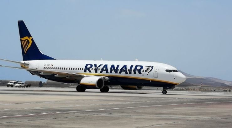 Avión de Ryanair en pista en el aeropuerto de Gran Canaria. Foto Tourinews.