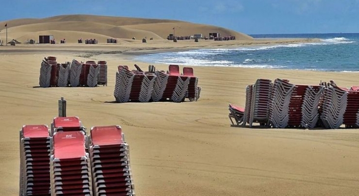 Maspalomas con las hamacas apiladas, pocos días después de comenzar el estado de alarma, el pasado año. Foto de Andrés Cruz