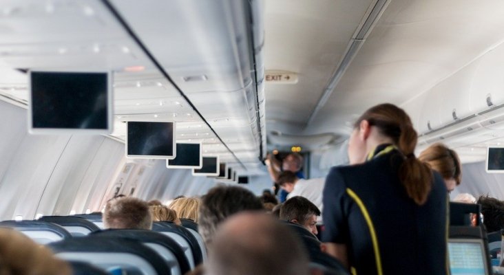 Azafata durante un vuelo