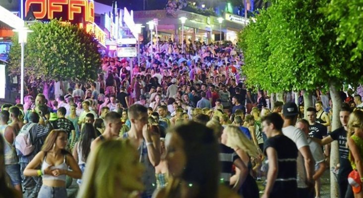 Los jóvenes británicos disfrutan de la fiesta en Magaluf