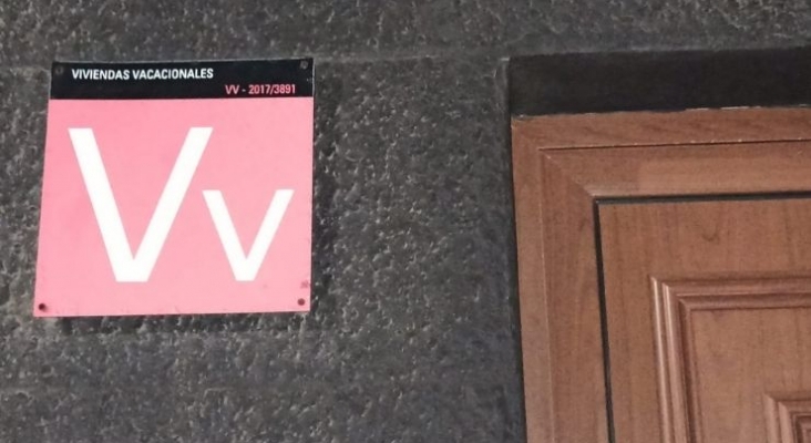 Cartel de 'Vivienda vacacional' junto a la puerta de una residencia | Foto: Archivo