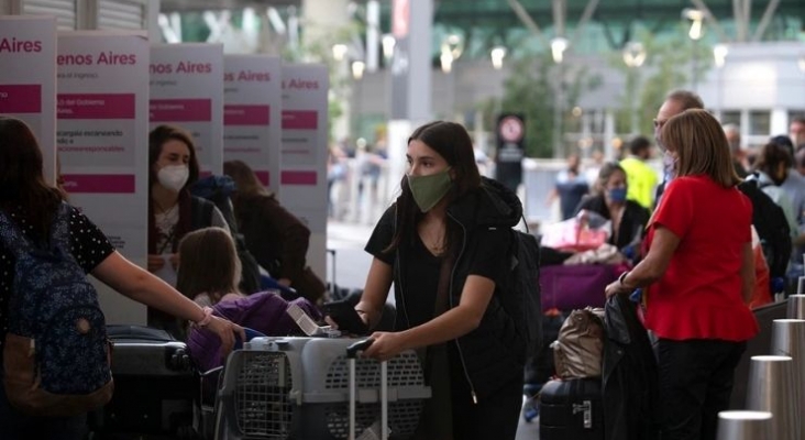 Grupos de estudiantes llegaron al país con falsos negativos desde Cancún. Foto: Rolando Andrade Stracuzzi