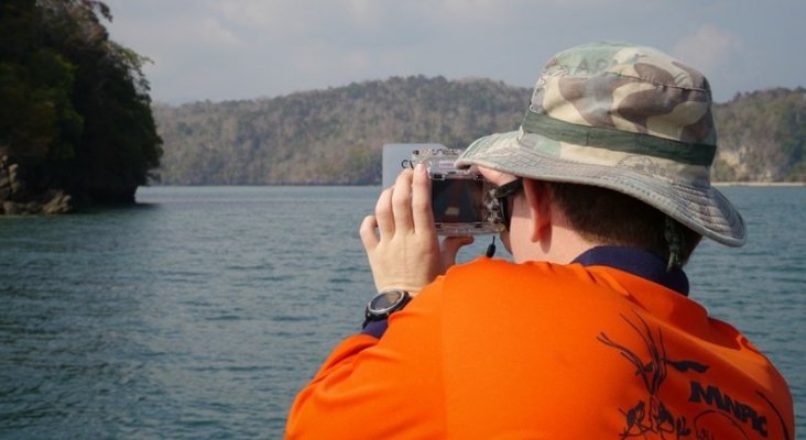 Oficial de uno de los parques naturales de Tailandia
