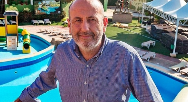Javier García en la piscina del complejo Magic Robbin Hood, de su cadena hotelera. Foto de David Revenga