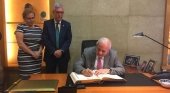 Alcalde de Miami firma en el libro de honor de Tarragona