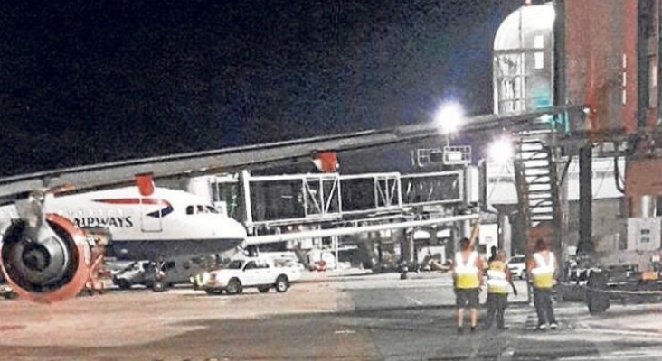 Un avión de EasyJet golpea con un ala un 'finger' del aeropuerto de Ibiza Un avión de EasyJet golpea con un ala un 'finger' del aeropuerto de Ibiza