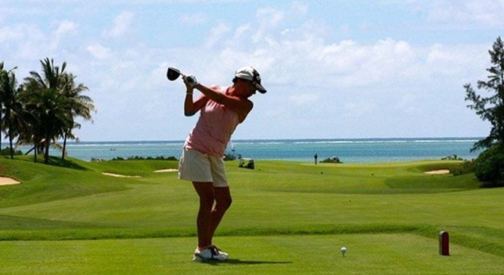 Un golfista disfruta de un campo en España