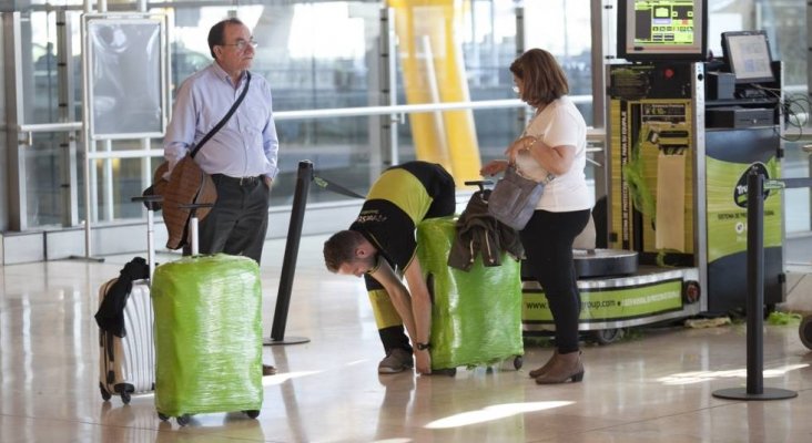 Aena es denunciada por la empresa de embalajes de maletas de Barajas