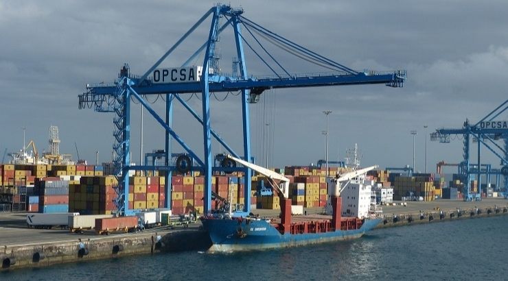 Carga de contenedores en el Puerto de Las Palmas de Gran Canaria