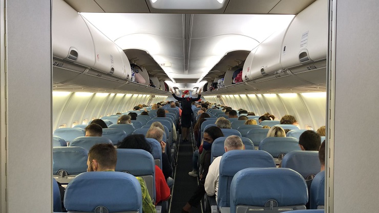 Pasajeros a bordo del avión de Neos