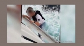Un adolescente se cuelga de la barandilla de un crucero Carnival en plena travesía