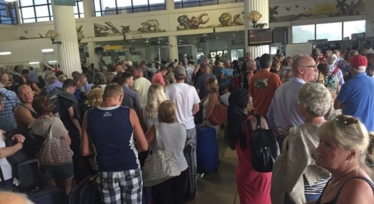 Caos en el aeropuerto de Gambia por salir del país