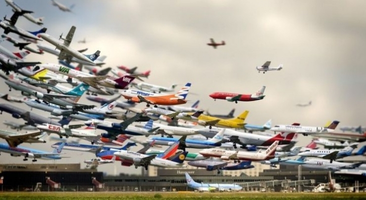 La falta de profesionales en la aviación preocupa al sector | Montaje fotográfico del artista fotógrafo Cy Kuckenbaker