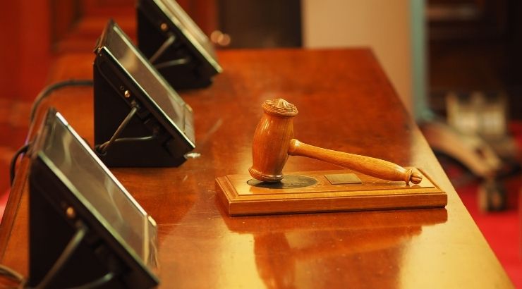 La sentencia le condena a dos años de prisión, una multa de 585.896 euros, el pago a la Agencia Tributaria de 292.948 euros más 200.000 euros en intereses de demora y la inhabilitación para obtener subvenciones, ayudas públicas o beneficios e incentivos fiscales. La sentencia le condena a dos años de prisión, una multa de 585.896 euros, el pago a la Agencia Tributaria de 292.948 euros más 200.000 euros en intereses de demora y la inhabilitación para obtener subvenciones, ayudas públicas o beneficios e incentivos fiscales.