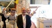 Antonio Bernabé, junto al ninot fallero que acompañaba al estand de Valencia