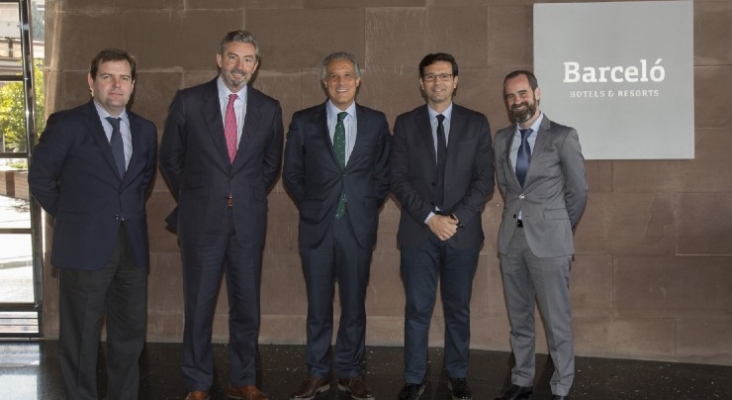 De izquierda a derecha  Guillermo Faraldo, director del Barceló Málaga; Gaspar Sáez, Director Regional de Andalucía; Raúl González, CEO de Barceló Hotel Group; Francisco Cuenca, alcalde de Granada y Fernando Turnes