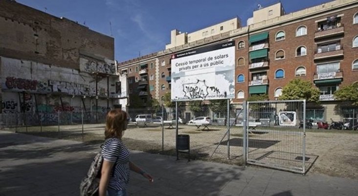 Denuncian al Ayuntamiento de Barcelona por retraso en la tramitación de licencia de obra de un hotel en el Raval