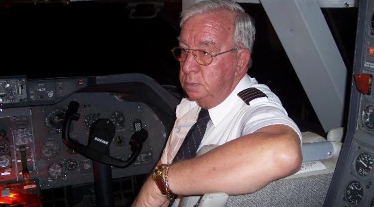 Robert Lee Bragg, primer oficial del vuelo de la aerolínea Pan Am Robert Lee Bragg, primer oficial del vuelo de la aerolínea Pan Am
