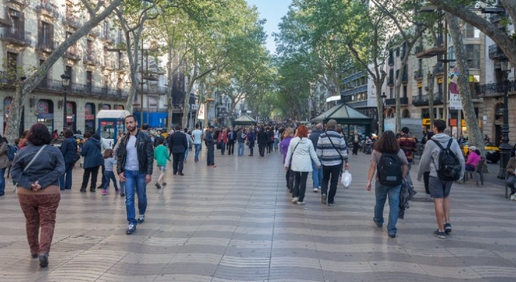 Barcelona quiere arrebatar La Rambla a los turistas