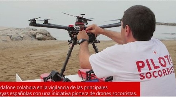 Socorrista manejando el dron de Vodafone