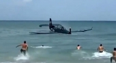 Captura del vídeo grabado por turistas donde se observa el Grumman TBM Avenger realizando un aterrizaje de emergencia en Cocoa Beach
