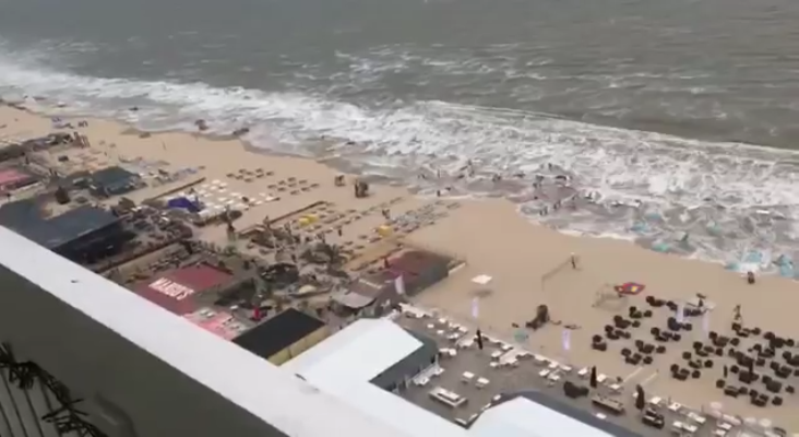 Ola gigante en una playa holandesa