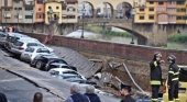 Un socavón en los alrededores del turístico Ponte Vecchio de Florencia causa graves daños materiales, aunque no deja heridos