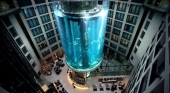 Acuario cilíndrico de Radisson Blu Hotel Berlin. Foto de easyviajar.com