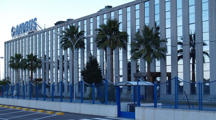 Exteriores de la fábrica de Airbus en Puerto Real, Cádiz. Foto de flickr.com photos teclasorg , CC BY 2.0, vía Wikimedia Commons